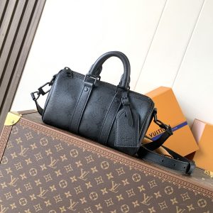 M28369 Top-tier authentic piece Variable-code chip 163C Men's Speedy Pillow Bag KEEPALL BANDOULIÈRE 25 Handbag This Keepall Bandoulière 25 handbag features Monogram Midnight XL coated canvas accented with deep Monogram print, exuding bold confidence.Its refined urban silhouette features leather trim and a matte zipper. The top handle and wide, detachable, adjustable fabric shoulder strap offer versatile carrying options for comfortable crossbody or handheld use. Dimensions: 15 x 11 x 25 cm (Height x Width x Length).